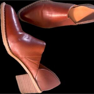 BEAUTIFUL NEW LEATHER MULES